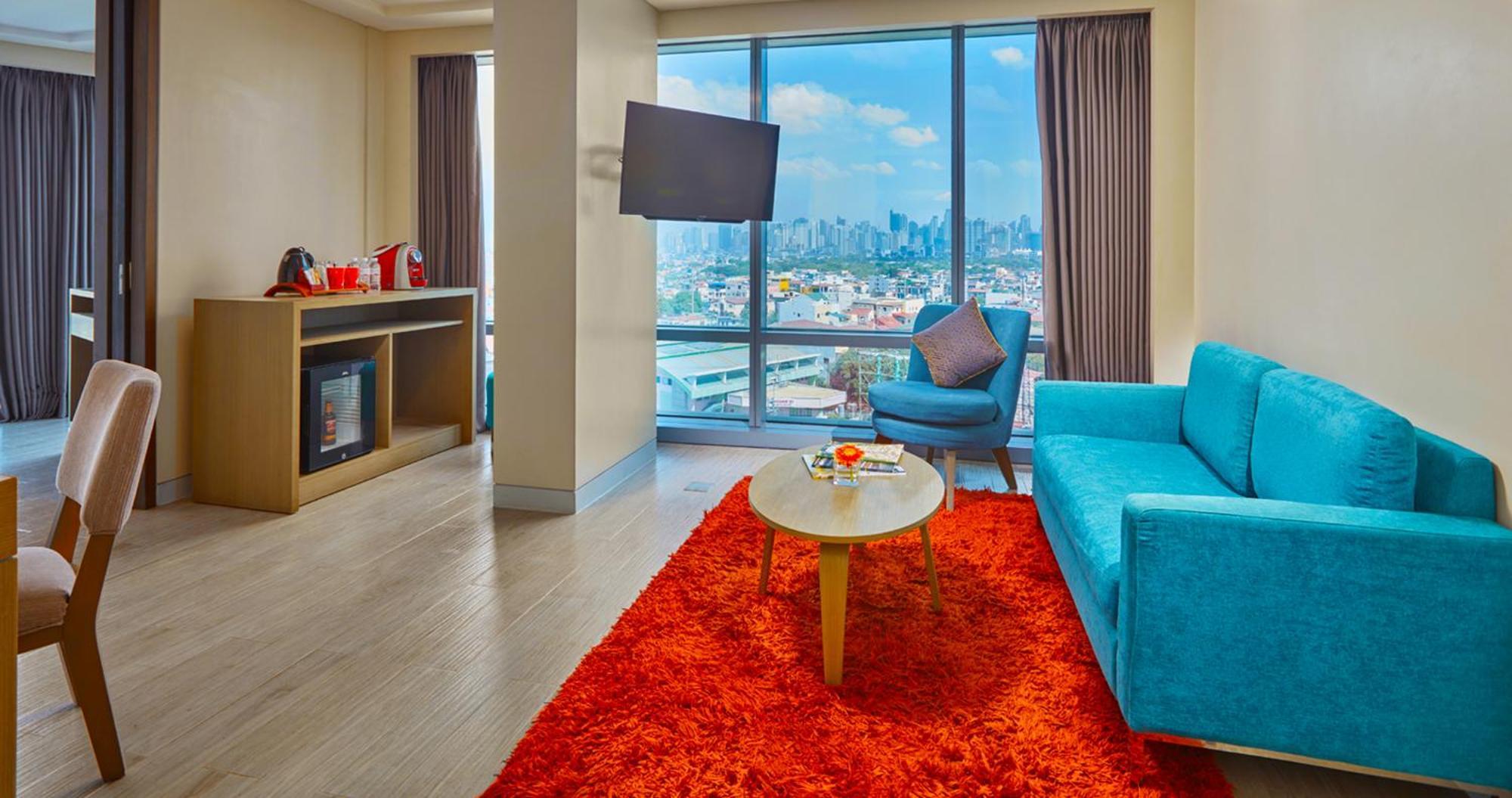 1 Bedroom Executive Suite Living Room Airport View